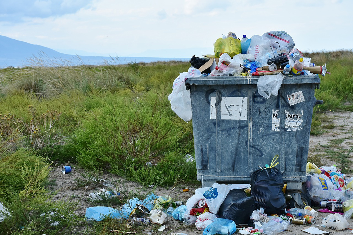 rifiuti, immondizia, ambiente in degrado