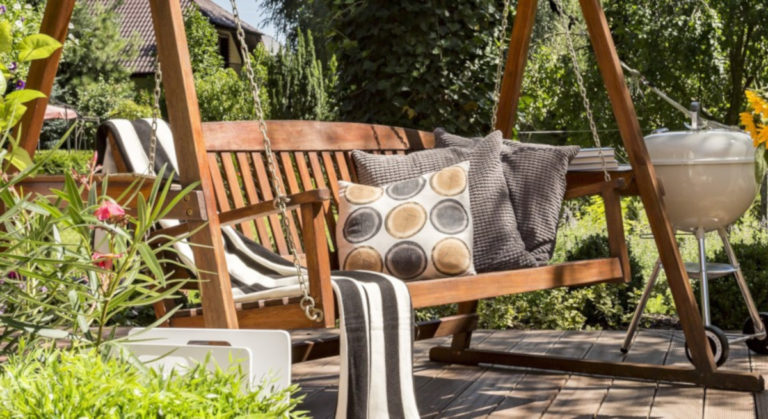 Sedute sospese: design e comfort in giardino