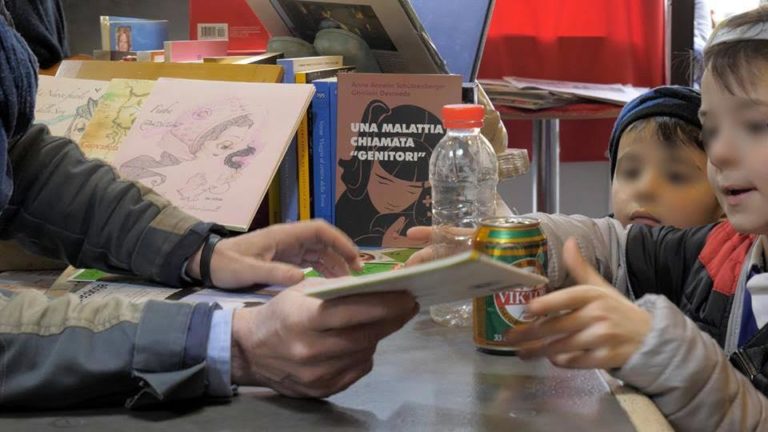 libro sospeso in cambio di plastica