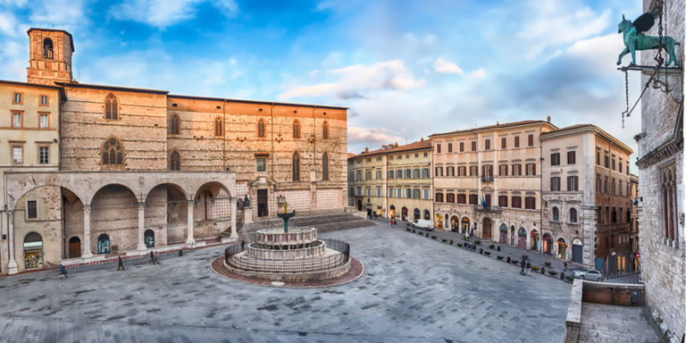 Piazza IV Novembre a Perugia. Foto di Marco Rubino su Shutterstock