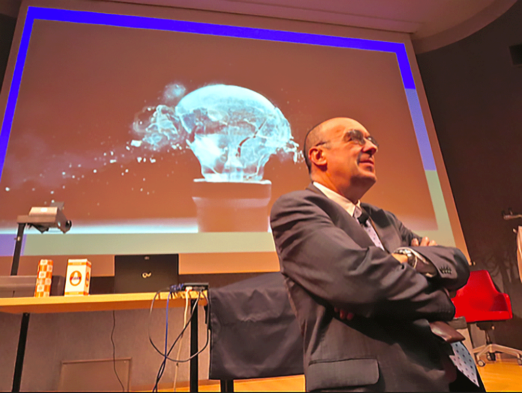 Vittorio Marchis, docente al Politecnico di Torino, nello spettacolo "Anatomia di una bicicletta" - Foto di Claudio Pasqua
