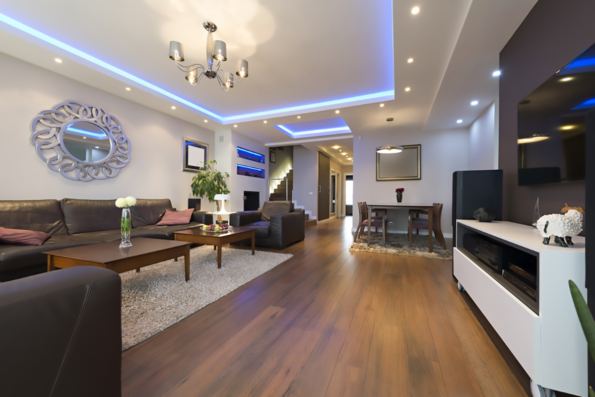 Ambiente luxury con moderne plafoniere Foto di FoamFoto su Shutterstocl