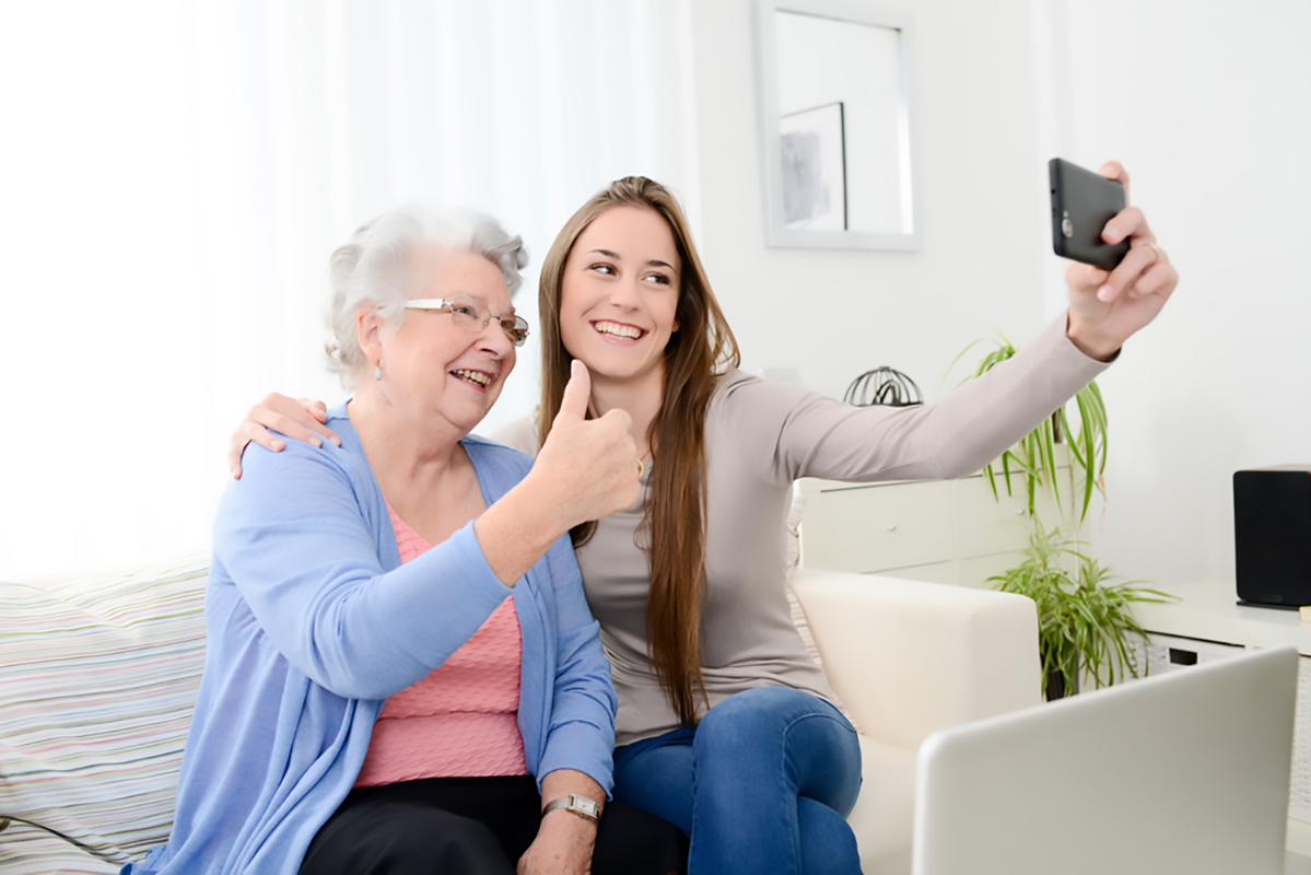 Nonna e nipote con smartphone