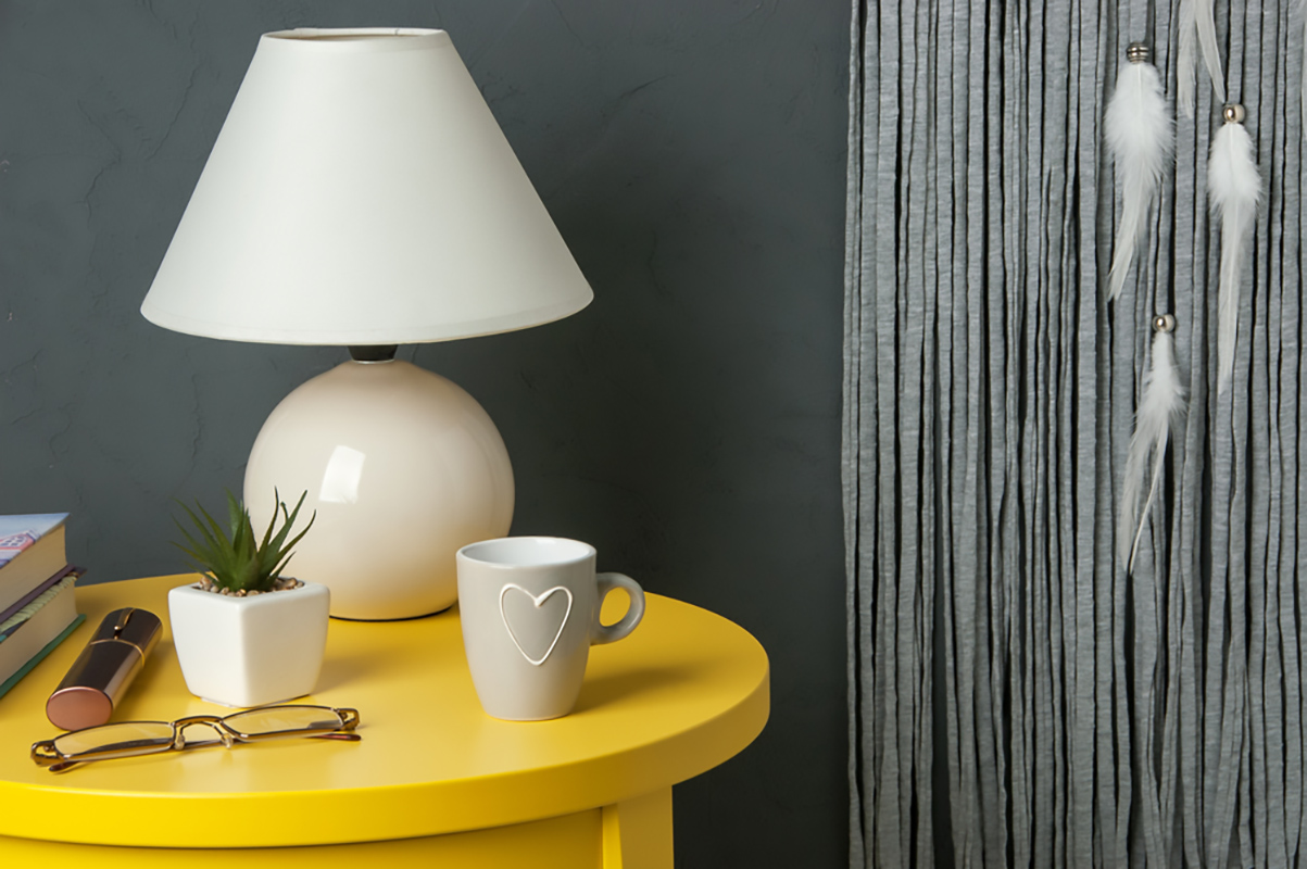 comodino con tazza e occhiali
