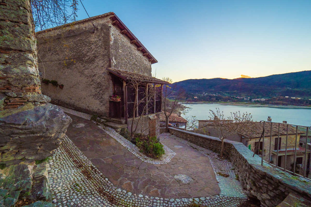 Il borgo di Castel di Tora: il presepe sulle acque si trova nel Lazio