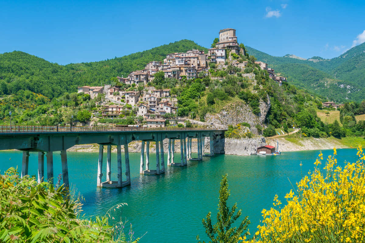 Il borgo di Castel di Tora: il presepe sulle acque si trova nel Lazio