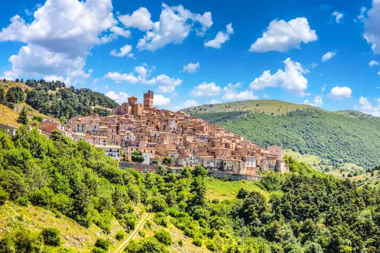 Il borgo di Castel del Monte: natura e storia nella capitale dei pastori