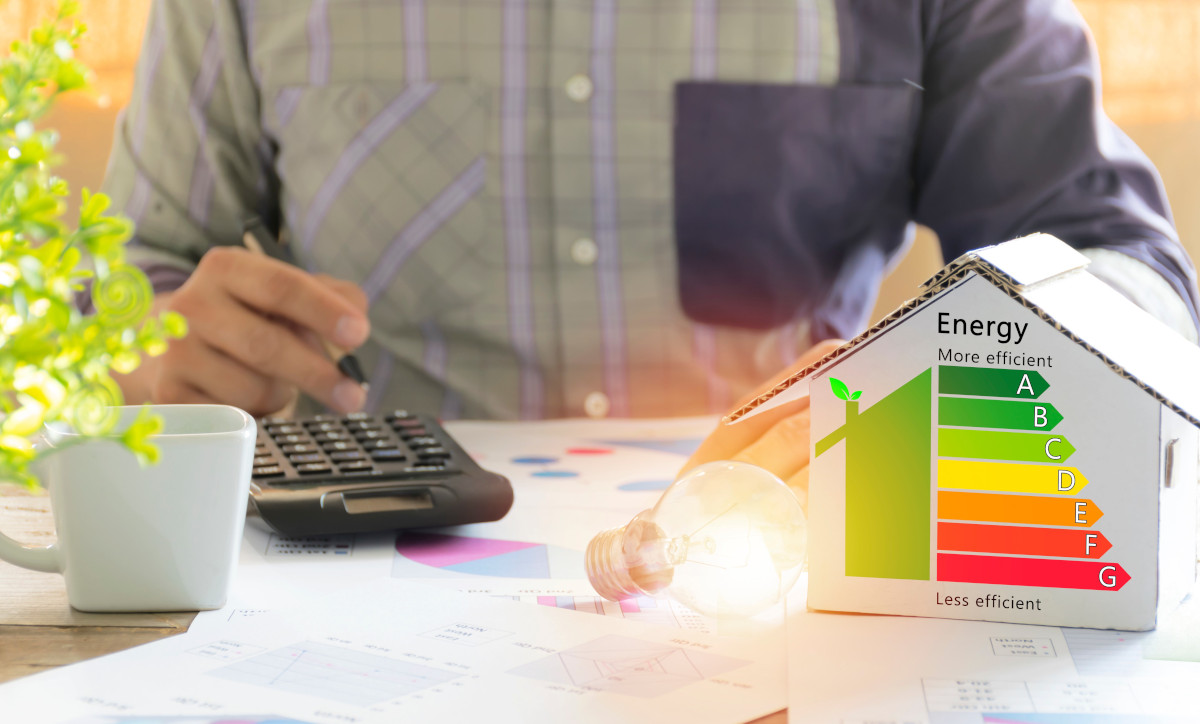 Cinque mosse efficaci per risparmiare sui costi di corrente elettrica