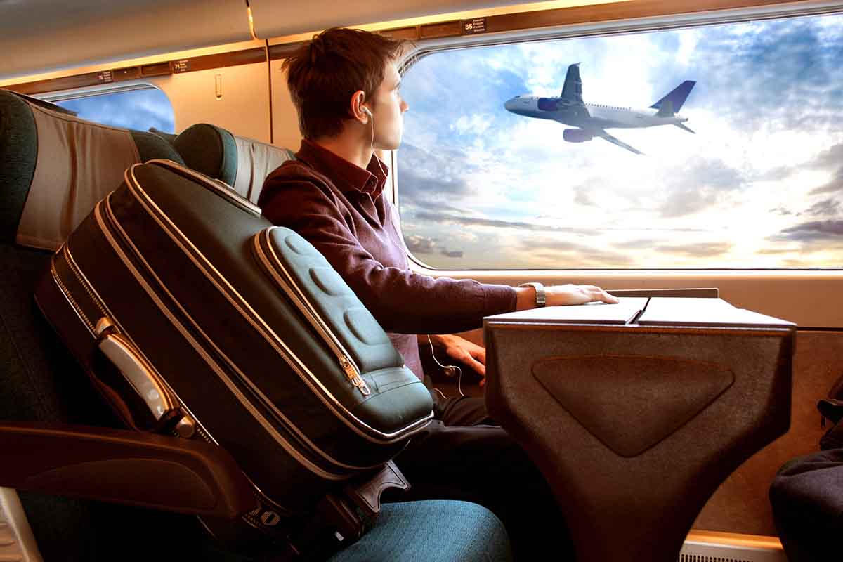 Viaggiare in treno: vantaggi e benefici rispetto all’aereo