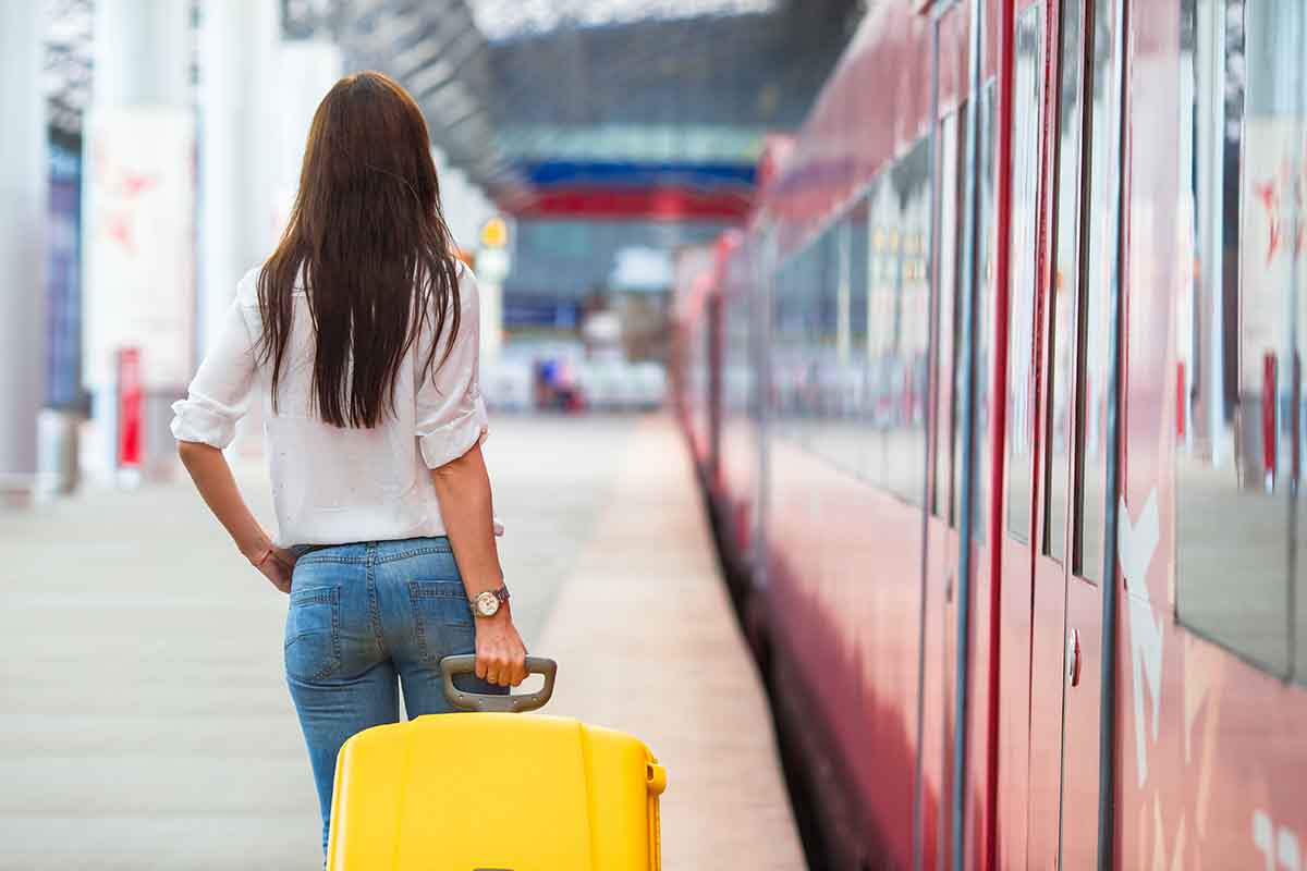 Viaggiare in treno: vantaggi e benefici rispetto all’aereo