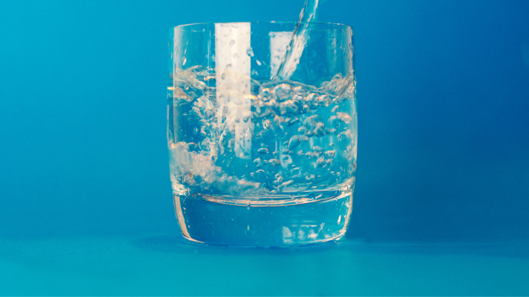 Quanta acqua bisogna bere veramente al giorno?