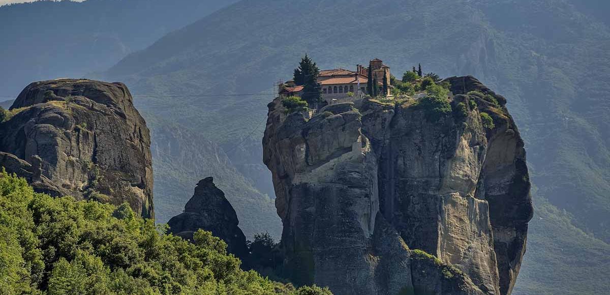 Monastero sospeso nel vuoto in Grecia: un viaggio perfetto in solitaria