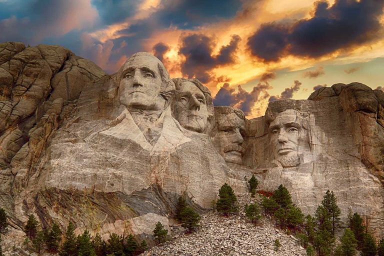 Chi sono le persone scolpite nella roccia del monte Rushmore?