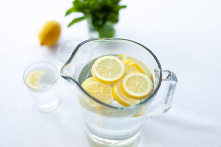 bere acqua e limone fa bene alla salute?
