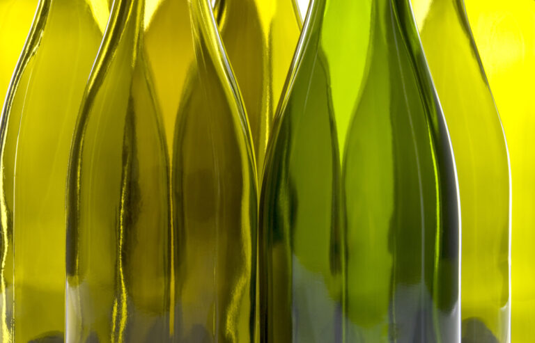 Tante idee per riciclare le bottiglie di vino in vetro