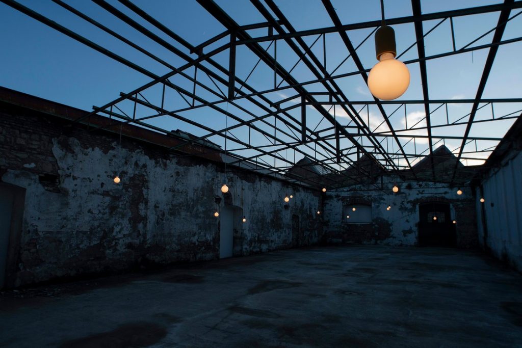 Creative-Cables e SCAB Design trasformano un tabacchificio in un open air