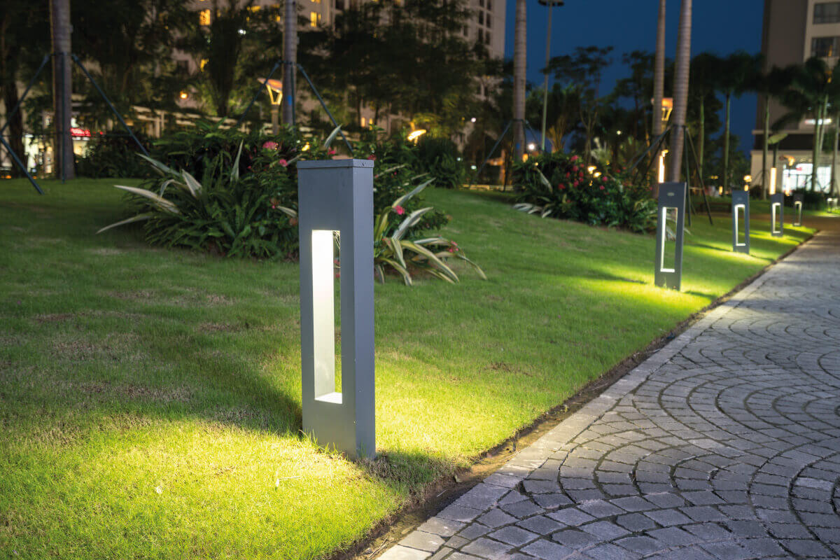 Illuminare con i faretti a LED il giardino e il vialetto della casa