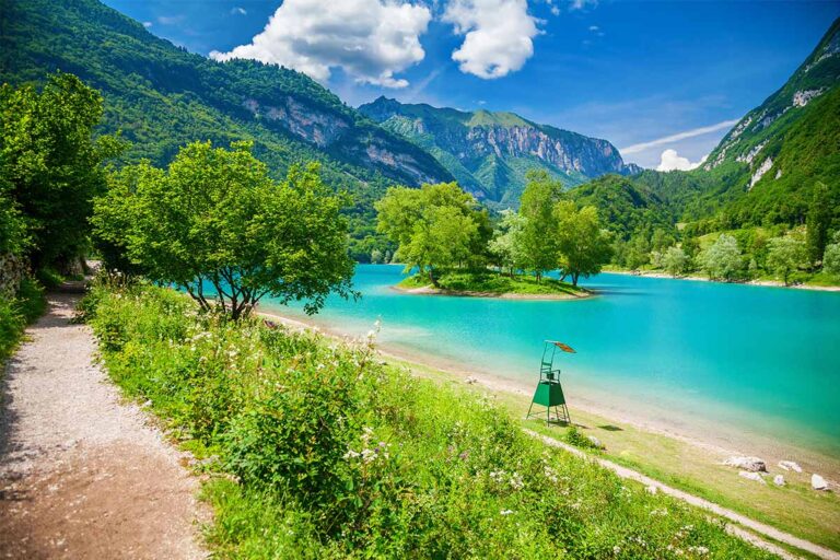 Le iniziative sostenibili nel mondo ecoturismo e vacanze ecologiche
