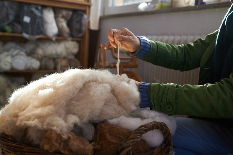 Progettare una casa sostenibile - lavorazione lana