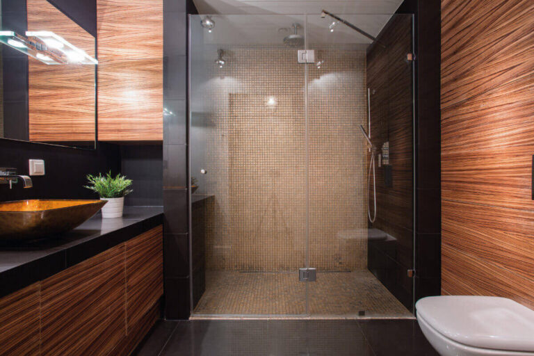 Dove posizionare la doccia nella stanza da bagno moderna