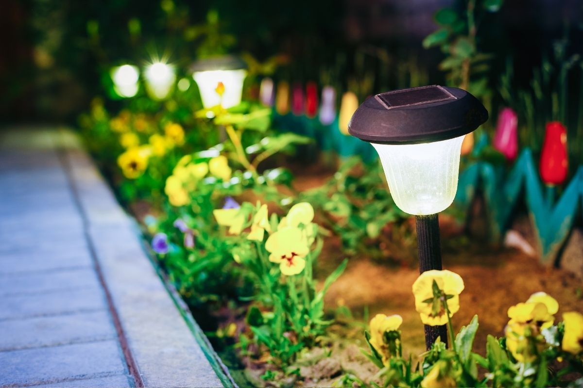 Tante idee per illuminare un giardino a costo zero