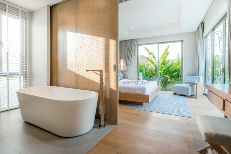 Realizzare un bagno in camera da letto con vasca a vista