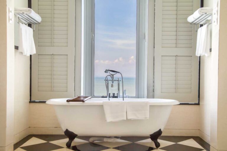 Come arredare il bagno nella casa al mare con tutti i comfort