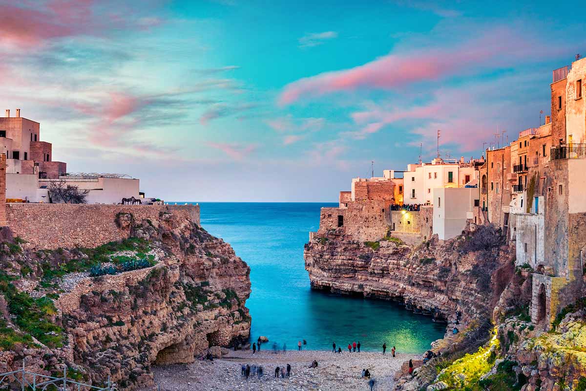 Dove trasferirsi al mare in Italia con pochi soldi
