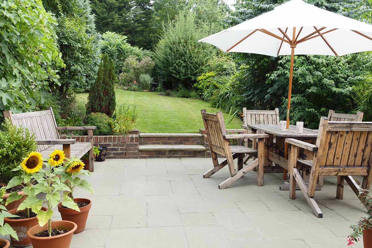 Come sistemare il giardino trascurato di casa in 5 semplici passi