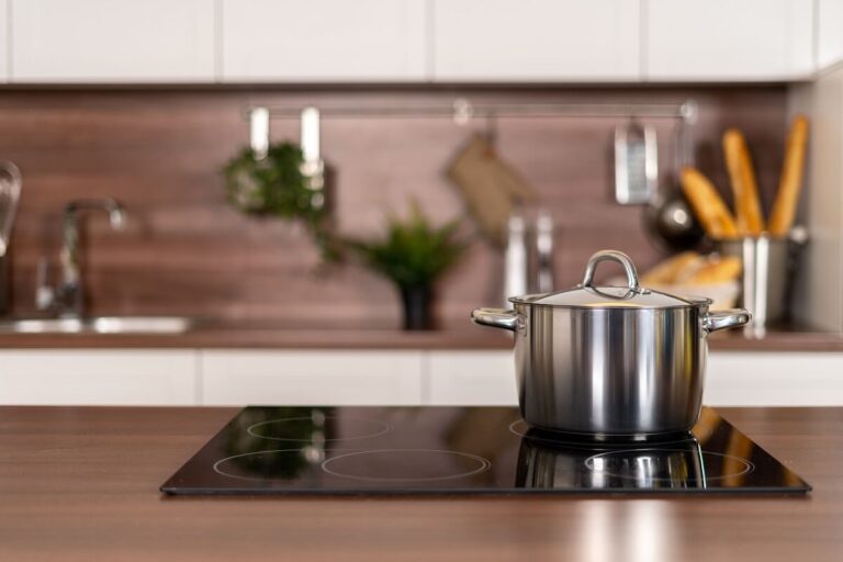 Come scegliere il piano a induzione per la cucina in una casa domotica