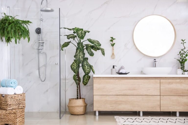 Piante e mattonelle bagno