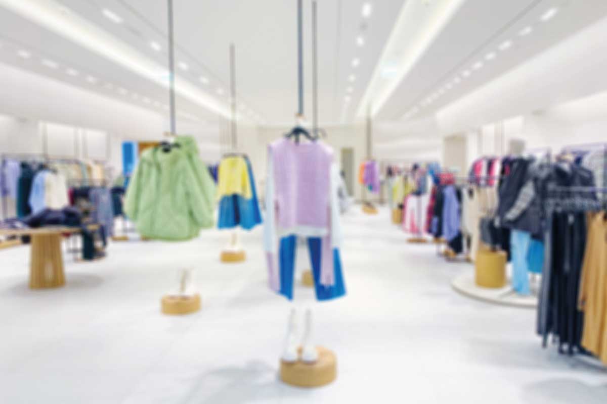 Idee d'arredo per un negozio di abbigliamento moderno