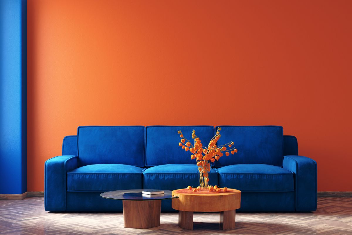 parete arancione divano blu