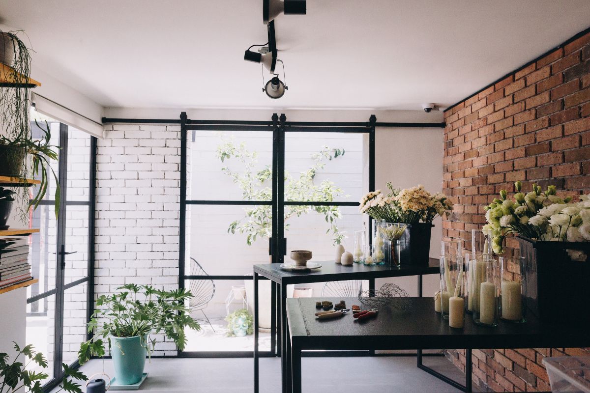 5 Idee Innovative per Arredare un Negozio con un Design Sostenibile