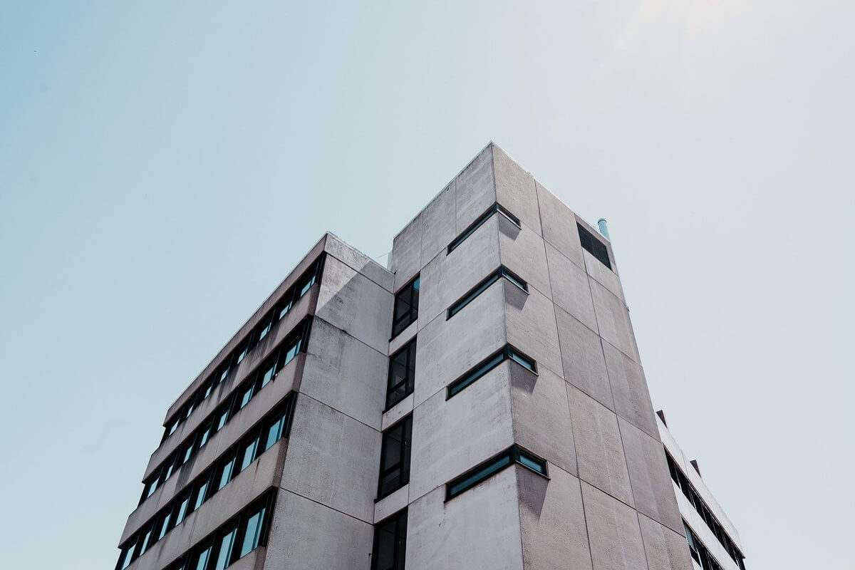 Edificio residenziale moderno di più piani visto dal basso contro il cielo