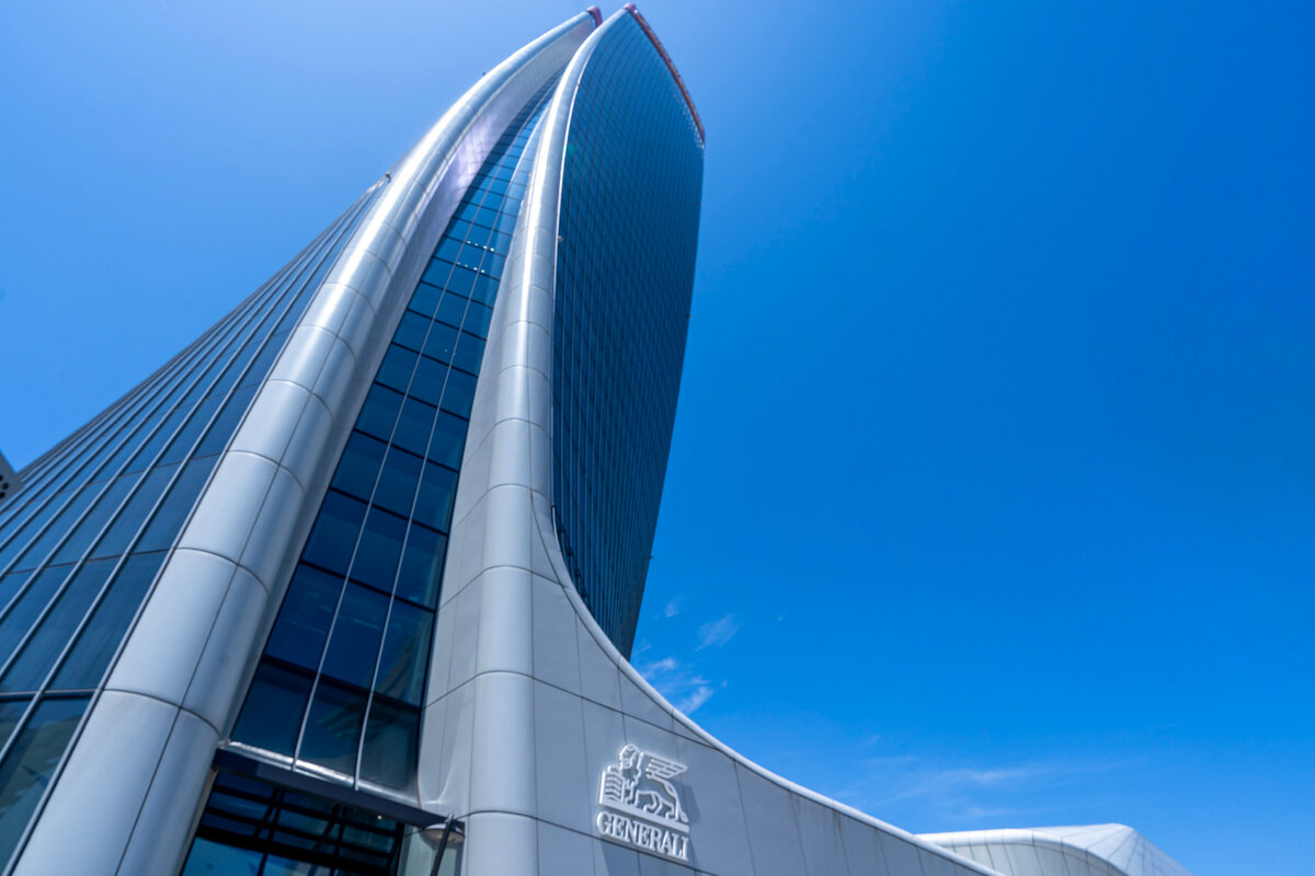 Torre Generali progettata da Zaha Hadid vista dal basso contro il cielo azzurro