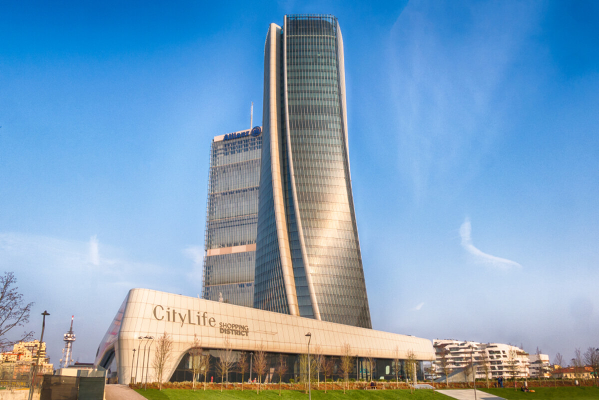 CityLife a Milano con la Torre Generali, la Torre Allianz e l'edificio bianco del centro commerciale