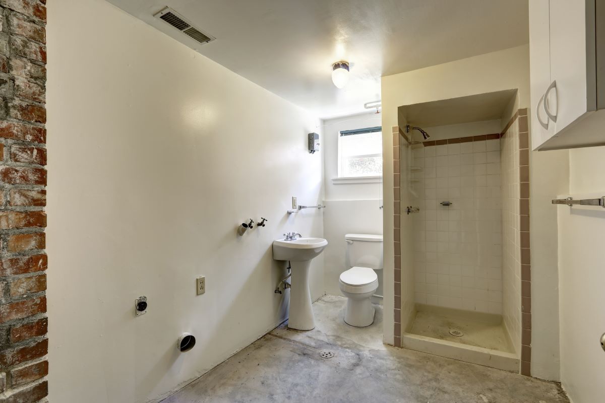 Bagno in fase di ristrutturazione con sanitari e doccia