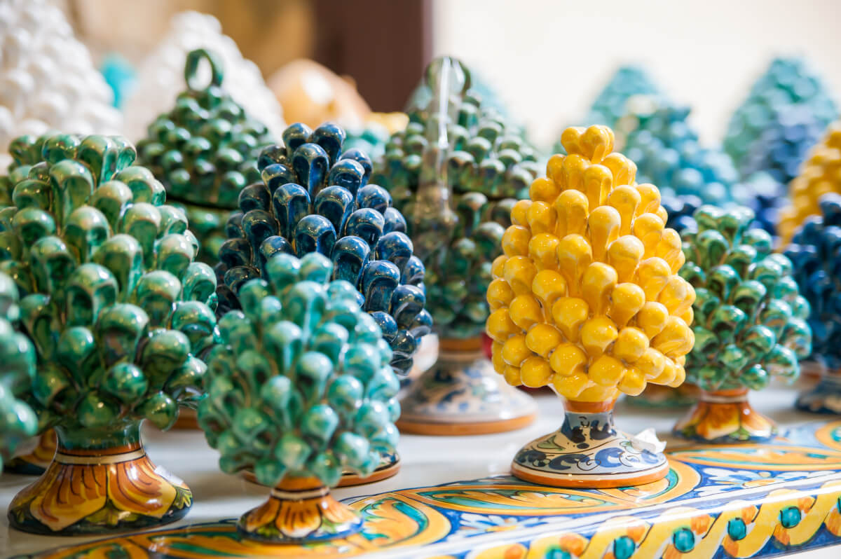 decorare-casa-con-le-teste-di-moro-e-le-pigne-siciliane