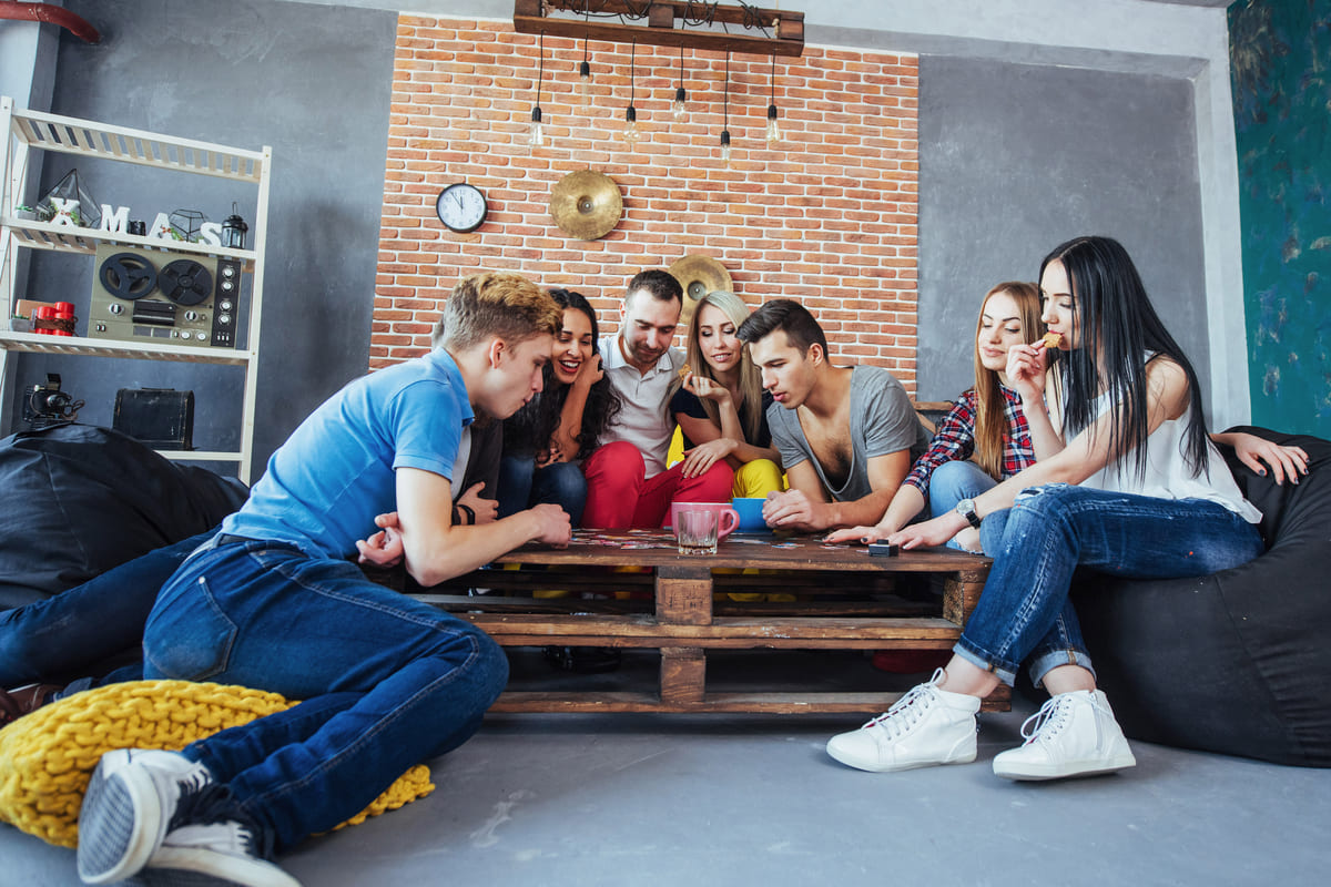 Giochi di gruppo per animare le feste tra adulti - Habitante