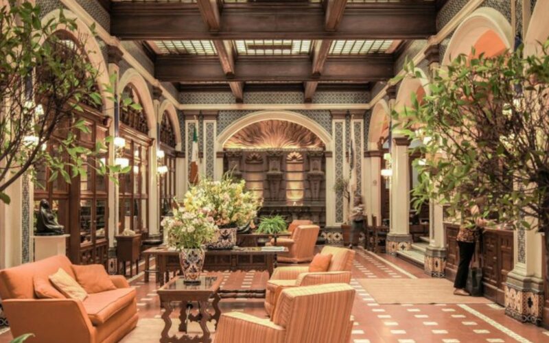 Negli ultimi anni i boutique hotel hanno conquistato un ruolo centrale nel panorama dell’ospitalità di lusso. Non si tratta più semplicemente di luoghi dove pernottare, ma di veri e propri spazi esperienziali, capaci di raccontare un’identità e trasmettere emozioni attraverso il design. Il cuore di questo concetto è l’interior design su misura, un approccio che fonde estetica, funzionalità e storytelling. Vediamo come il design degli interni per i boutique hotel stia ridefinendo gli standard dell’accoglienza moderna, analizzandone le caratteristiche, le tendenze e gli esempi di eccellenza. 1. Che cos’è un boutique hotel? Il termine “boutique hotel” descrive una struttura ricettiva di piccole o medie dimensioni, caratterizzata da ambienti curati, atmosfera intima e servizi personalizzati. Diversamente dalle grandi catene, queste realtà puntano sulla unicità del design e su un’attenzione maniacale al dettaglio. Secondo Octorate, ciò che distingue un boutique hotel è proprio la capacità di offrire un’esperienza esclusiva, sia a livello architettonico che di servizio: camere arredate come piccoli gioielli, hall che ricordano gallerie d’arte, lounge concepite come spazi di condivisione e relax. 2. Interior design nei boutique hotel: principi fondamentali Il design degli interni nei boutique hotel si fonda su alcuni pilastri chiave: ● identità forte e coerente: ogni hotel racconta una storia, legata al territorio, all’arte o alla cultura locale; ● materiali autentici: legni naturali, marmi, tessuti artigianali che comunicano calore e qualità; ● illuminazione su misura: giochi di luce che creano atmosfere accoglienti, intime e mai standardizzate; ● funzionalità elegante: comfort e tecnologia si fondono con estetica senza risultare invadenti. Un marchio d’eccellenza nel settore, come Mediterraneo Interior, ha fatto della progettazione su misura la sua firma, dando vita ad ambienti unici in cui ogni elemento è pensato per dialogare armoniosamente con lo spazio e con l’esperienza degli ospiti. 3. Boutique hotel sul mare: quando il design incontra il relax Il design dei boutique hotel fronte mare è uno degli esempi più interessanti di fusione tra natura e architettura. Le camere e le suite non si limitano a offrire una vista panoramica, ma diventano prolungamenti del paesaggio stesso. Secondo questo approfondimento sugli hotel fronte mare in Italia, molte strutture hanno scelto linee minimal, tonalità neutre e materiali organici per enfatizzare il legame con il Mediterraneo. Il risultato è un’esperienza immersiva, in cui il lusso non si misura solo con il comfort, ma anche con la capacità di far vivere la destinazione. 4. Boutique hotel di design in Europa: ispirazioni internazionali L’Europa rappresenta un laboratorio creativo eccezionale per i boutique hotel. A Parigi, Berlino o Barcellona troviamo strutture che uniscono design contemporaneo e richiami alla tradizione locale. Alcuni si ispirano alle gallerie d’arte, altri a loft industriali recuperati, altri ancora alle residenze storiche reinterpretate in chiave moderna. Come raccontato in questo nostro articolo, ogni boutique hotel di design si distingue per una cifra stilistica unica: non esistono format replicabili, ma solo esperienze irripetibili. È questa la vera forza del settore: rendere ogni soggiorno indimenticabile grazie al potere evocativo degli interni. 5. Tendenze del boutique hotel interior design Tra le principali tendenze che stanno plasmando il settore troviamo: ● Biophilic design: spazi che integrano piante, giardini verticali e materiali naturali per migliorare il benessere degli ospiti. ● Sostenibilità: utilizzo di arredi ecologici, sistemi energetici efficienti e processi a basso impatto ambientale. ● Tecnologia discreta: domotica integrata ma invisibile, per un comfort moderno che non intacca l’eleganza dello spazio. ● Arte come protagonista: collezioni di opere, installazioni e collaborazioni con artisti locali. ● Personalizzazione estrema: camere con identità diverse, ognuna studiata per evocare un’emozione distinta. Questi trend dimostrano come il boutique hotel sia ormai sinonimo di innovazione, dove il design diventa lo strumento per costruire esperienze tailor-made. 6. Boutique hotel e storytelling: il potere della narrazione Un boutique hotel di successo non si limita a essere “bello”: racconta una vera e propria storia ai propri ospiti. Gli interni parlano di viaggi, culture e identità locali, trasformando il soggiorno in una vera immersione narrativa. Ogni complemento d’arredo diventa parte di un racconto: un divano vintage può richiamare la storia di una città, una lampada artigianale può esprimere la tradizione di un territorio. Questo approccio emozionale crea un forte legame tra ospite e struttura, trasformando una semplice notte in hotel in un ricordo da custodire. Conclusione Il boutique hotel interior design è molto più di una disciplina progettuale: è un’arte che fonde ospitalità, estetica e storytelling. Ogni ambiente è studiato per creare un dialogo con l’ospite, trasmettendo emozioni, sensazioni e identità culturali. Che si tratti di un boutique hotel sul mare, di una struttura urbana di design o di una dimora storica reinterpretata, l’obiettivo rimane sempre lo stesso: offrire un’esperienza unica e memorabile. E in un mondo in cui il viaggio è sempre più ricerca di autenticità, il design diventa lo strumento più potente per trasformare un soggiorno in un ricordo da raccontare.