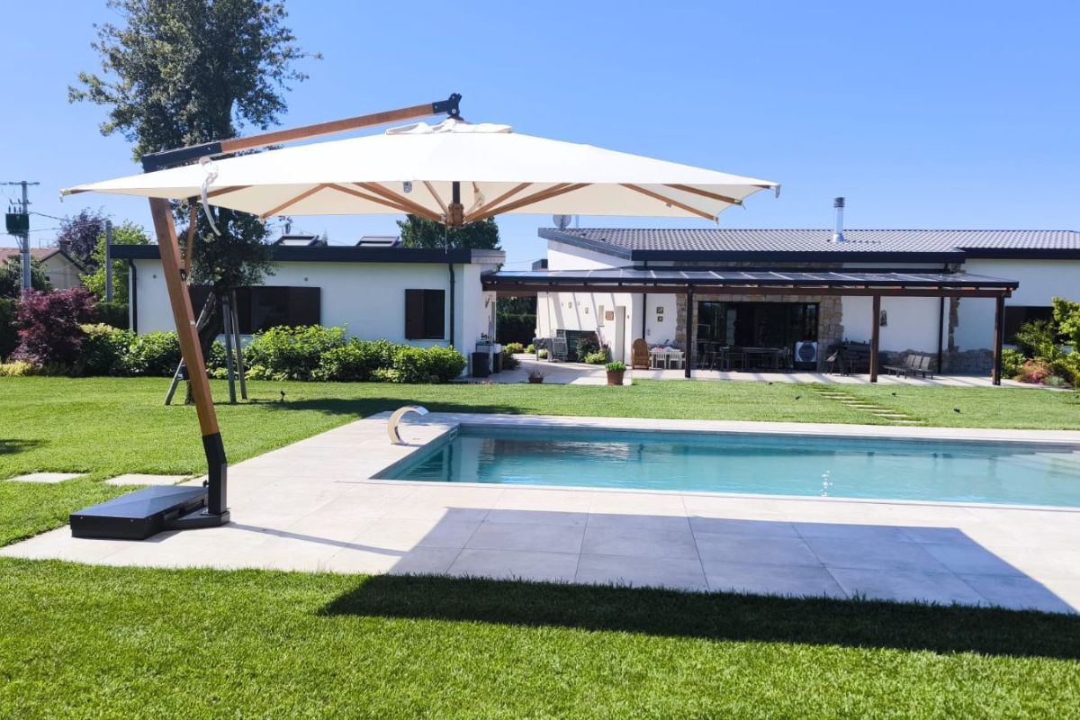Come scegliere un ombrellone da giardino: da dove partire