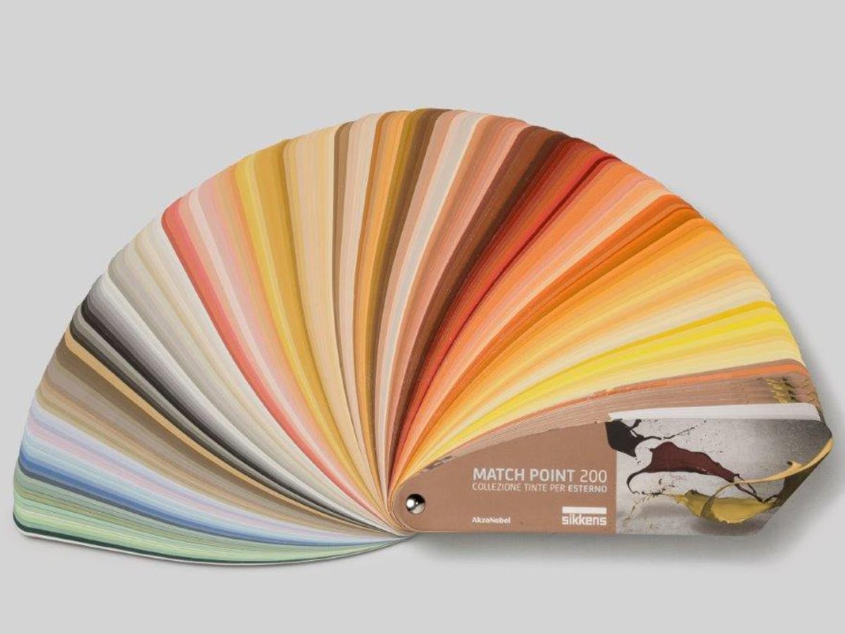 Mazzetta di colori aperta a ventaglio con tinte gialle, arancio e pesca