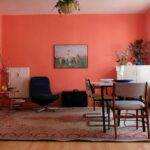 Rosso ciliegia: che colore è, codici Pantone e RAL e come abbinarlo in casa