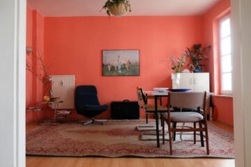 Rosso ciliegia: che colore è, codici Pantone e RAL e come abbinarlo in casa