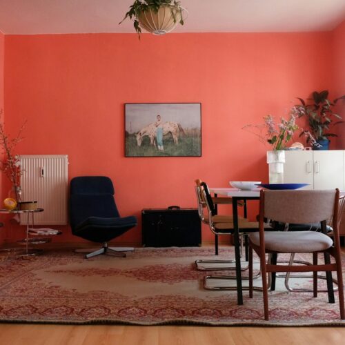 Rosso ciliegia: che colore è, codici Pantone e RAL e come abbinarlo in casa