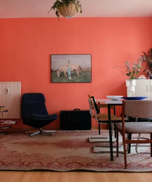 Rosso ciliegia: che colore è, codici Pantone e RAL e come abbinarlo in casa