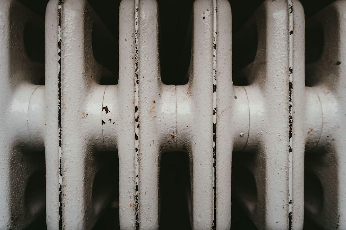 Primo piano degli elementi di un termosifone in ghisa bianco