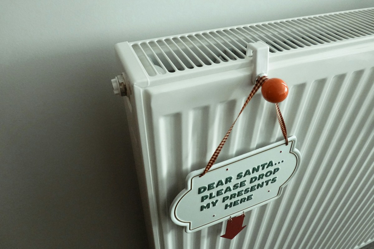 Termosifone bianco con la valvola e un cartellino appeso